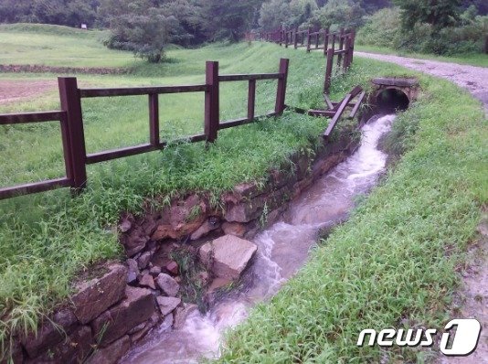 경기 여주 사적 고달사지 배수로와 울타리가 9일 집중 호우로 인해 파손됐다. &#40;문화재청 제공&#41; ⓒ 뉴스1