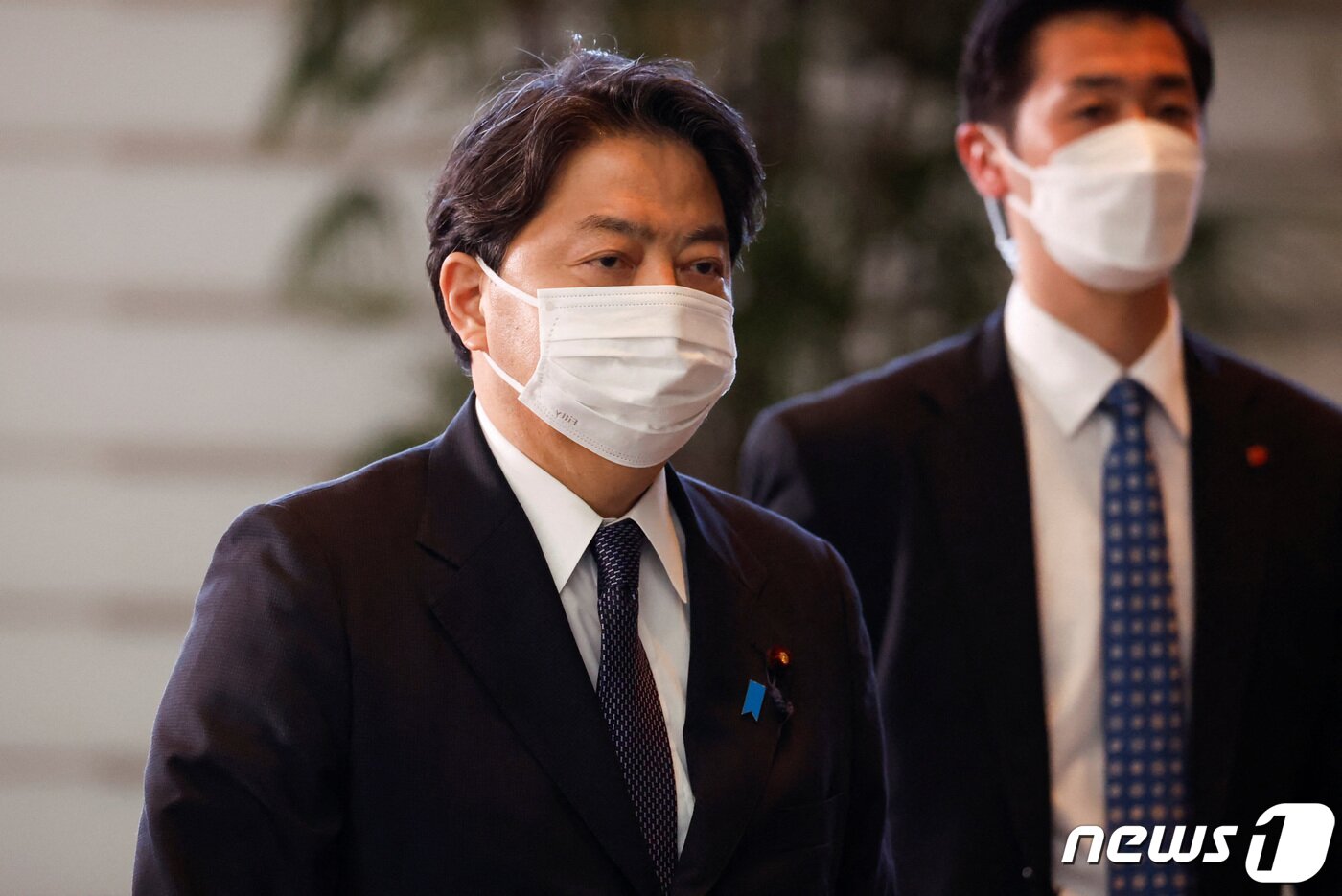 본문 이미지 - 10일 하야시 요시마사 일본 외무상이 기시다 후미오 총리 관저에 들어서고 있다. ⓒ 로이터=뉴스1 ⓒ News1 이유진 기자