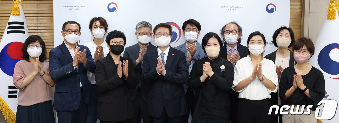 본문 이미지 - 박보균 문화체육관광부 장관이 10일 서울 용산구 문체부 저작권보호과 서울사무소 회의실에서 열린 제4기 지역문화협력위원회 제1차 회의에서 기념촬영을 하고 있다. (문화체육관광부 제공) 2022.8.10/뉴스1