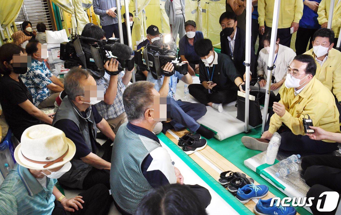 본문 이미지 - 박홍근 더불어민주당 원내대표 등 지도부들이 10일 서울 구룡중학교 체육관에 마련된 수해피해 임시대피소를 찾아 구룡마을 이재민들을 위로하고 있다. 2022.8.10/뉴스1 ⓒ News1 국회사진취재단