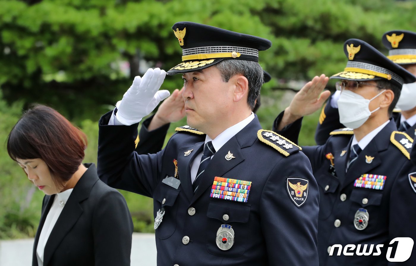 윤희근 신임 경찰청장이 10일 서울 동작구 국립서울현충원 현충탑에서 참배하고 있다. 2022.8.10/뉴스1 ⓒ News1 장수영 기자