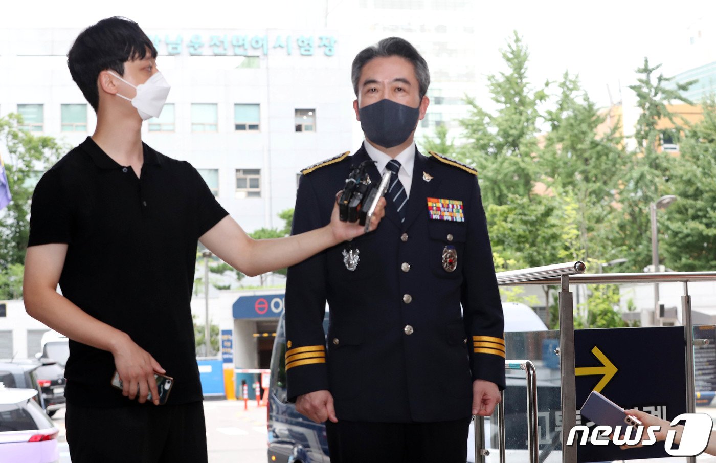 본문 이미지 - 윤희근 신임 경찰청장이 10일 오후 서울 강남구 강남경찰서를 방문하며 취재진 질문에 답하고 있다. 2022.8.10/뉴스1 ⓒ News1 박세연 기자