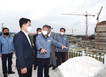 본문 이미지 - 조주현 중기부 차관이 10일 신고리 5·6 건설현장에서 현황을 보고 받고 있다. (중기부 제공)ⓒ 뉴스1