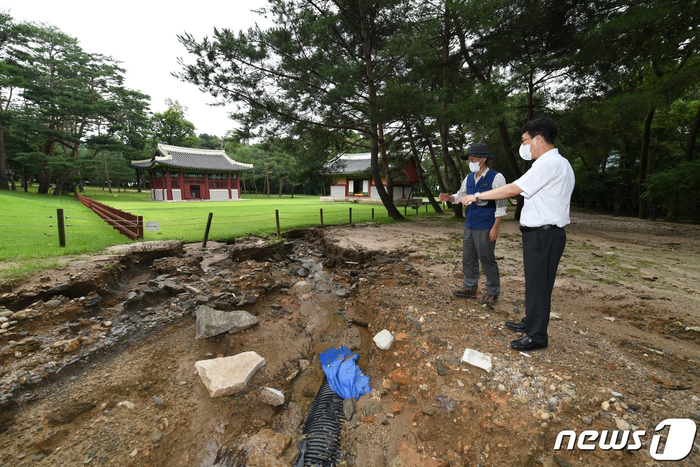 최응천 문화재청장&#40;오른쪽&#41;이 10일 오후 서울 헌릉을 방문해 폭우로 토사가 유실된 관람로 상황을 살펴보고 있다.&#40;문화재청 제공&#41; 2022.8.10/뉴스1 ⓒ News1 민경석 기자