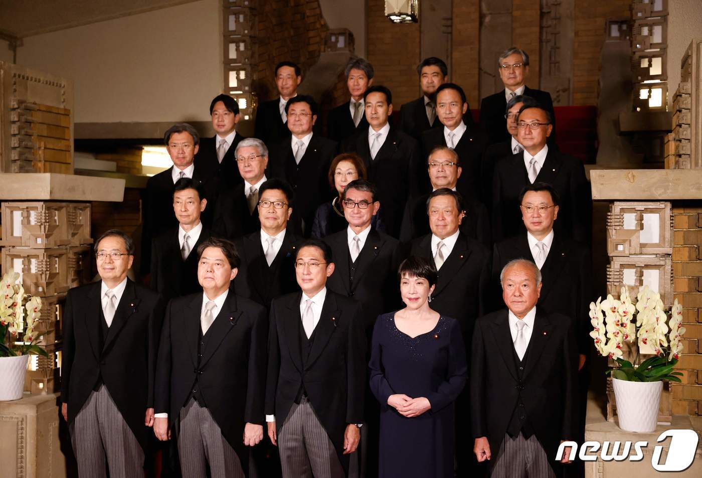 본문 이미지 - 10일 출범한 기시다 후미오 새 내각 인사들이 단체 사진을 촬영하고 있다. ⓒ AFP=뉴스1 ⓒ News1 강민경 기자
