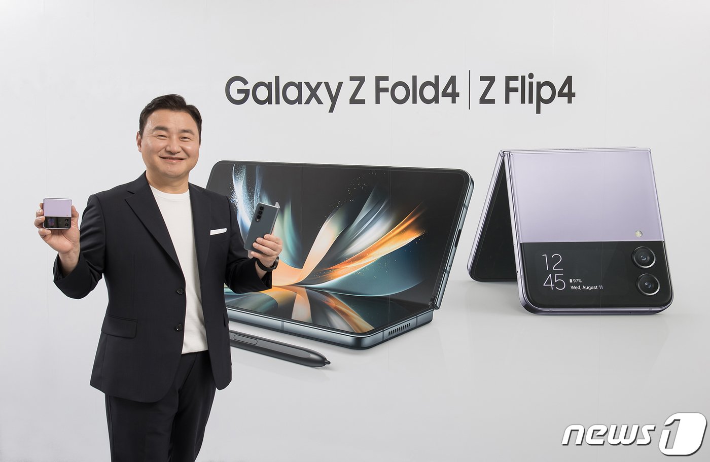 본문 이미지 - 삼성전자가 10일(한국시간) '삼성 갤럭시 언팩 2022(Samsung Galaxy Unpacked 2022: Unfold Your World)'를 온라인을 통해 차세대 폴더블 스마트폰 '갤럭시 Z 플립4(Galaxy Z Flip4)'와 '갤럭시 Z 폴드4(Galaxy Z Fold4)'를 공개했다. 노태문 삼성전자 MX사업부장 사장이 차세대 폴더블 스마트폰 '갤럭시 Z 플립4(Galaxy Z Flip4)'와 '갤럭시 Z 폴드4(Galaxy Z Fold4)'를 소개하고 있다.(삼성전자 제공) 2022.8.10/뉴스1 ⓒ News1 민경석 기자