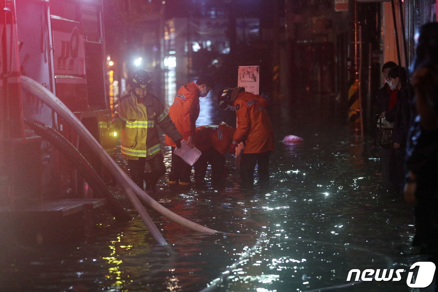 충청지역을 중심으로 많은 비가 내린 10일 오후 충북 청주시 흥덕구 한 아파트 단지 골목이 이날 내린 비로 잠겨 있다. 이날 청주에는 하루 사이 200㎜가 넘는 비가 쏟아졌다. 2022.8.10/뉴스1 ⓒ News1 김용빈 기자