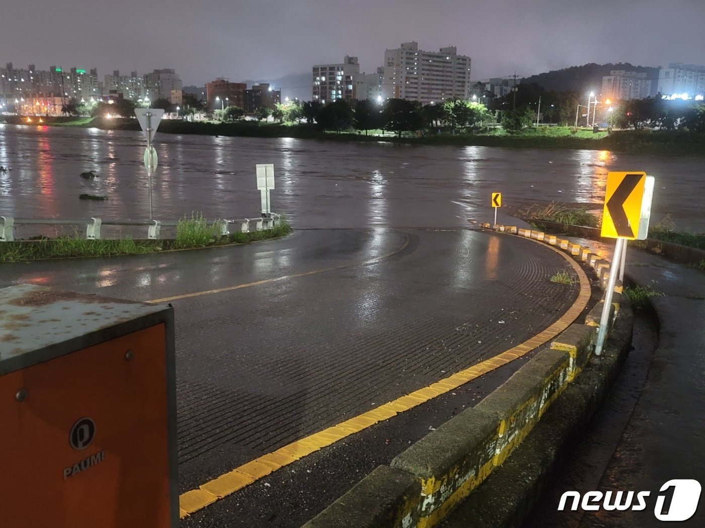 호수주의보가 발령된 청주 무심천 하상도로가 침수돼 차량 통행이 통제되고 있다.2022.08.10 ⓒ 뉴스1 장동렬 기자