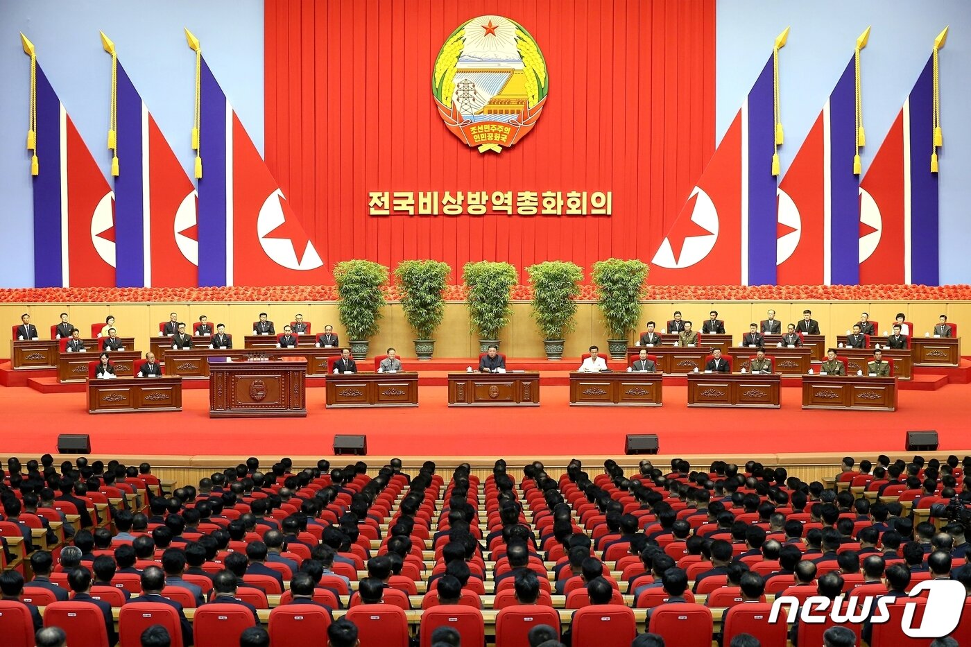 본문 이미지 - (평양 노동신문=뉴스1) = 북한 노동당 기관지 노동신문은 11일 "조선노동당 중앙위원회와 조선민주주의인민공화국 내각이 소집한 '전국비상방역총화회의'가 10일 평양에서 진행되었다＂고 전했다. 김정은 총비서는 회의에서 ＂방역 전쟁이 바야흐로 종식되고 오늘 우리는 마침내 승리를 선포하게 되었다＂고 말했다. [국내에서만 사용가능. 재배포 금지. DB 금지. For Use Only in the Republic of Korea. Redistribution Prohibited] rodongphoto@news1.kr