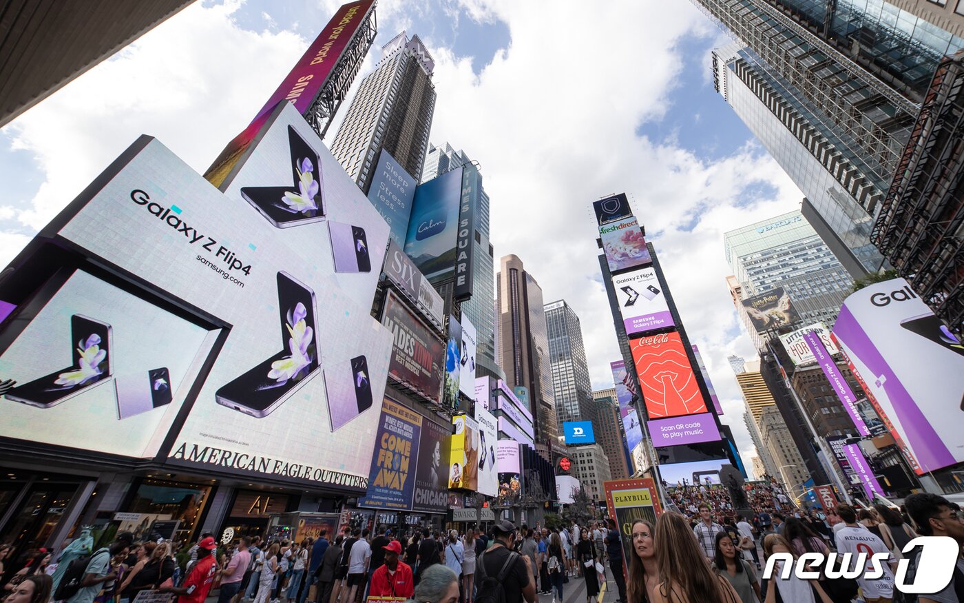 본문 이미지 - 삼성전자가 지난해 8월 10일(현지시간) 오후 미국 뉴욕 타임 스퀘어의 15개 스크린에서 그룹 BTS와 함께한 갤럭시Z플립4 광고 영상을 상영했다고 11일 밝혔다. 이날 삼성전자에 따르면, 이번 BTS 컬래버레이션 영상은 뮤직비디오 스타일로 제작됐고, 총 두 가지다. 뮤직비디오 스타일로 제작된 이번 영상은 '갤럭시 Z 플립4 X BTS' 영상 2개와 '갤럭시 Z플립4 광고'가 묶인 약 10분 분량의 영상으로 1시간 동안 반복 상영됐다. (삼성전자 제공) 2022.8.11/뉴스1