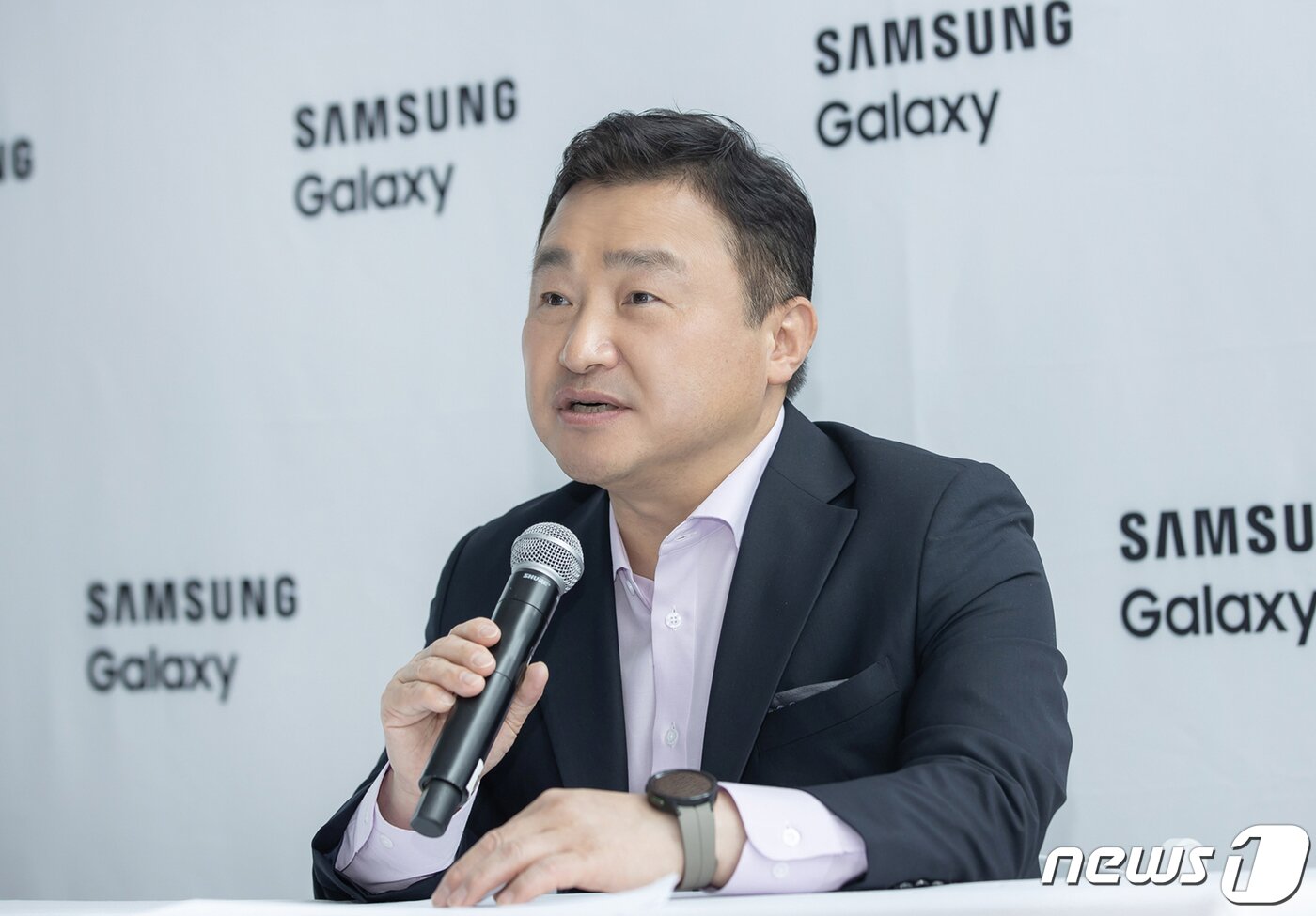본문 이미지 - 노태문 삼성전자 MX(Mobile eXperience) 사업부장(사장)이 10일(현지시간) 미국 뉴욕에서 열린 '갤럭시 언팩 2022' 후 기자 간담회에서 향후 목표를 발표하고 있다. 노태문 사장은 오는 2025년까지 갤럭시 플래그십 스마트폰 판매량의 절반 이상을 폴더블(화면이 접히는) 폰으로 채우겠다고 밝혔다. (삼성전자 제공) 2022.8.11/뉴스1