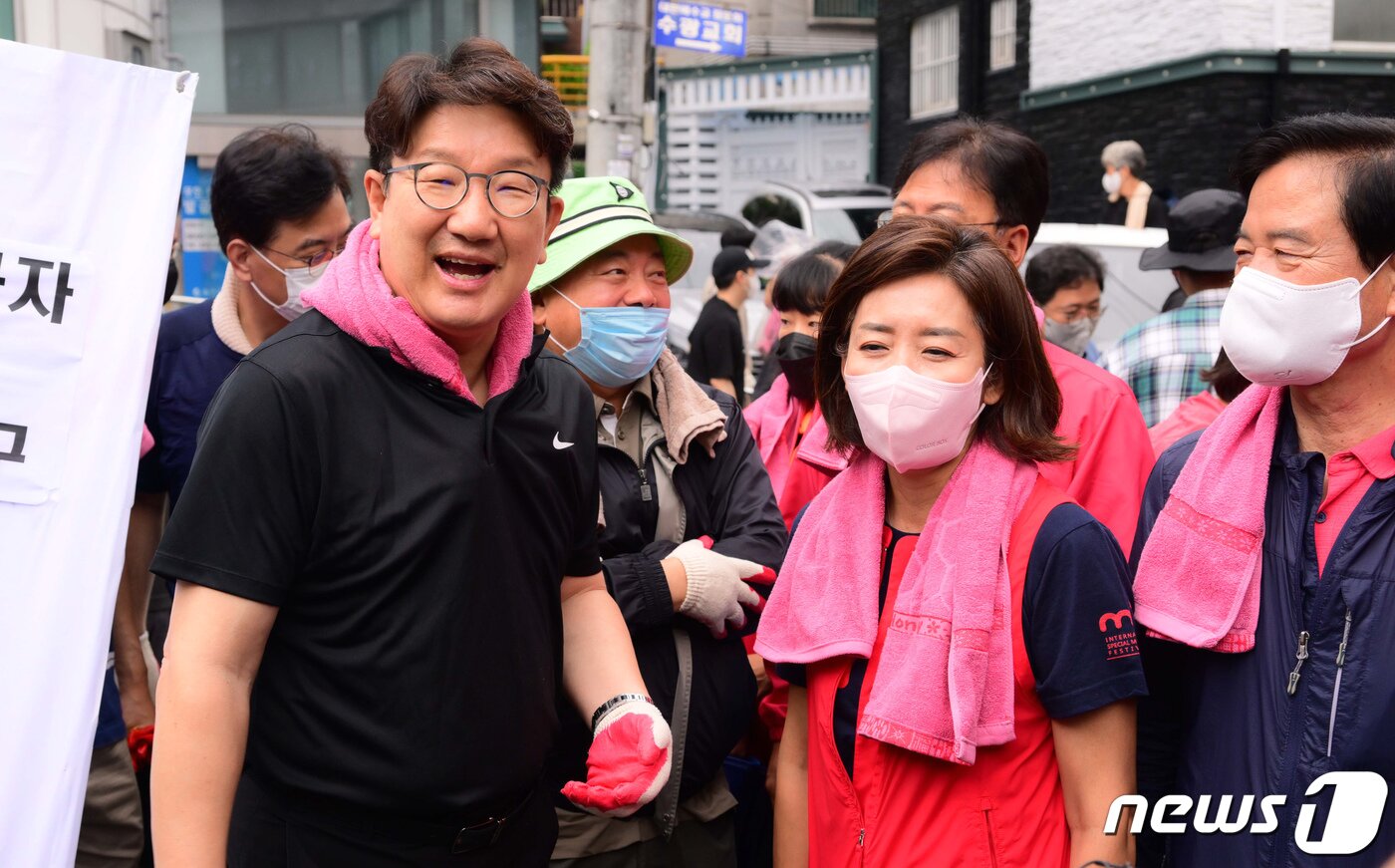본문 이미지 - 권성동 국민의힘 원내대표(왼쪽)와 나경원 전 의원이 11일 폭우 피해를 입은 서울 동작구 사당2동 주민센터 앞에서 수해 복구 자원봉사에 앞서 이야기를 나누고 있다. 2022.8.11/뉴스1 ⓒ News1 국회사진취재단
