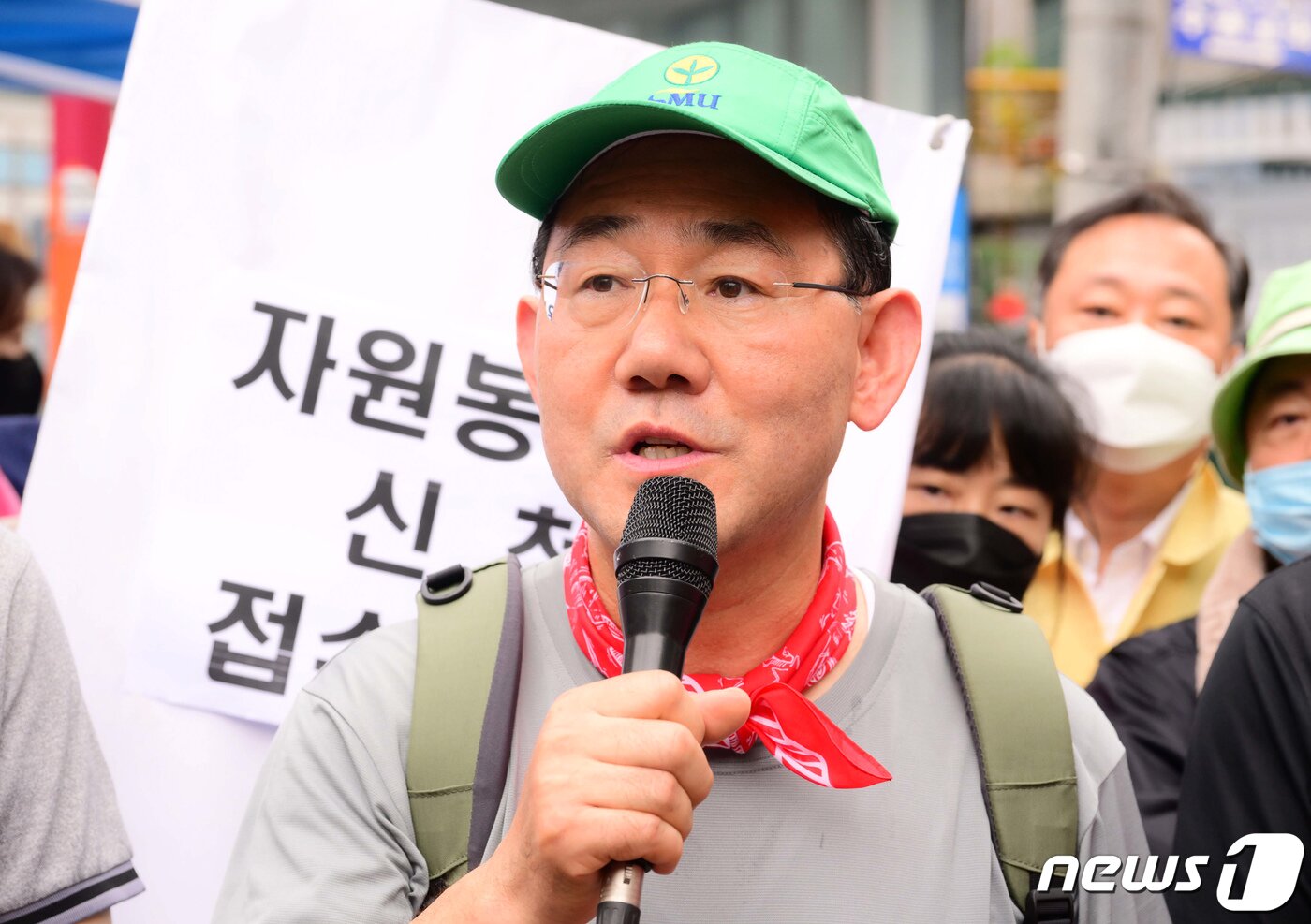 본문 이미지 - 주호영 국민의힘 비상대책위원장이 11일 폭우 피해를 입은 서울 동작구 사당2동 주민센터 앞에서 폭우 피해와 관련 발언을 하고 있다. 2022.8.11/뉴스1 ⓒ News1 국회사진취재단