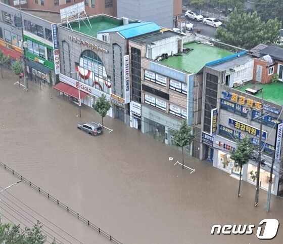 전북 군산산단 누적 강수량 221㎜…비피해 신고 40여건(종합) - 뉴스1