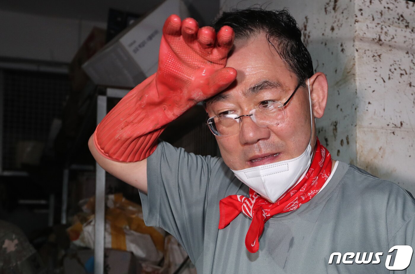 본문 이미지 - 주호영 국민의힘 비상대책위원장이 11일 폭우 피해를 입은 서울 동작구 사당동의 한 빌딩 지하에서 수해 복구 자원봉사를 하며 땀을 닦고 있다. 2022.8.11/뉴스1 ⓒ News1 국회사진취재단