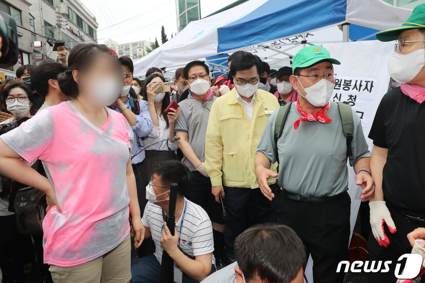 본문 이미지 - 11일 폭우 피해를 입은 서울 동작구 사당2동 주민센터 앞에서 한 시민이 수해복구 자원봉사를 위해 찾은 주호영 국민의힘 비상대책위원장과 권성동 원내대표 등 일행이 길을 막고 있다며 항의하고 있다. 2022.8.11/뉴스1 ⓒ News1 국회사진취재단