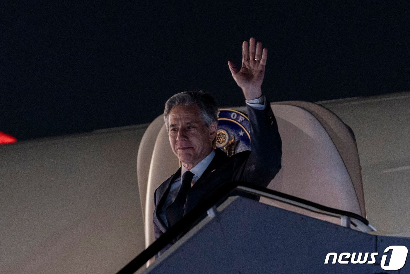 (키갈리 AFP=뉴스1) 우동명 기자 = 토니 블링컨 미국 국무장관이 10일 (현지시간) 아프리카 순방 중 르완다의 키갈리 국제 공항에 도착해 전용기를 내리고 있다.ⓒ AFP=뉴스 …