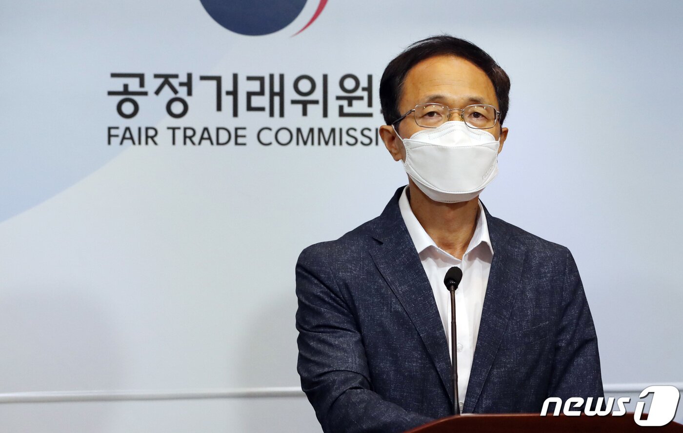 본문 이미지 - 조홍선 공정거래위원회 카르텔조사국장이 11일 정부세종청사에서 조달청 발주 철근 입찰담합 제재 내용을 발표하고 있다. 공정위는 2012년부터 2018년 사이 조달청이 발주한 철근 연간단가계약 입찰에서 사전 낙찰물량을 배분하고 투찰가격을 합의한 현대제철 등 11개사에 대해 시정명령과 함께 과징금 총 2,565억 원을 부과한다고 밝혔다. 2022.8.11/뉴스1