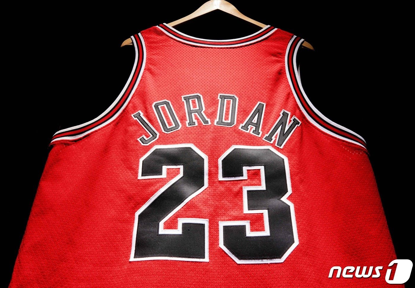 본문 이미지 - 농구 황제 마이클 조던의 1997-1998 시즌 시카고 불스 팀 유니폼. ⓒ AFP=뉴스1 ⓒ News1 이유진 기자
