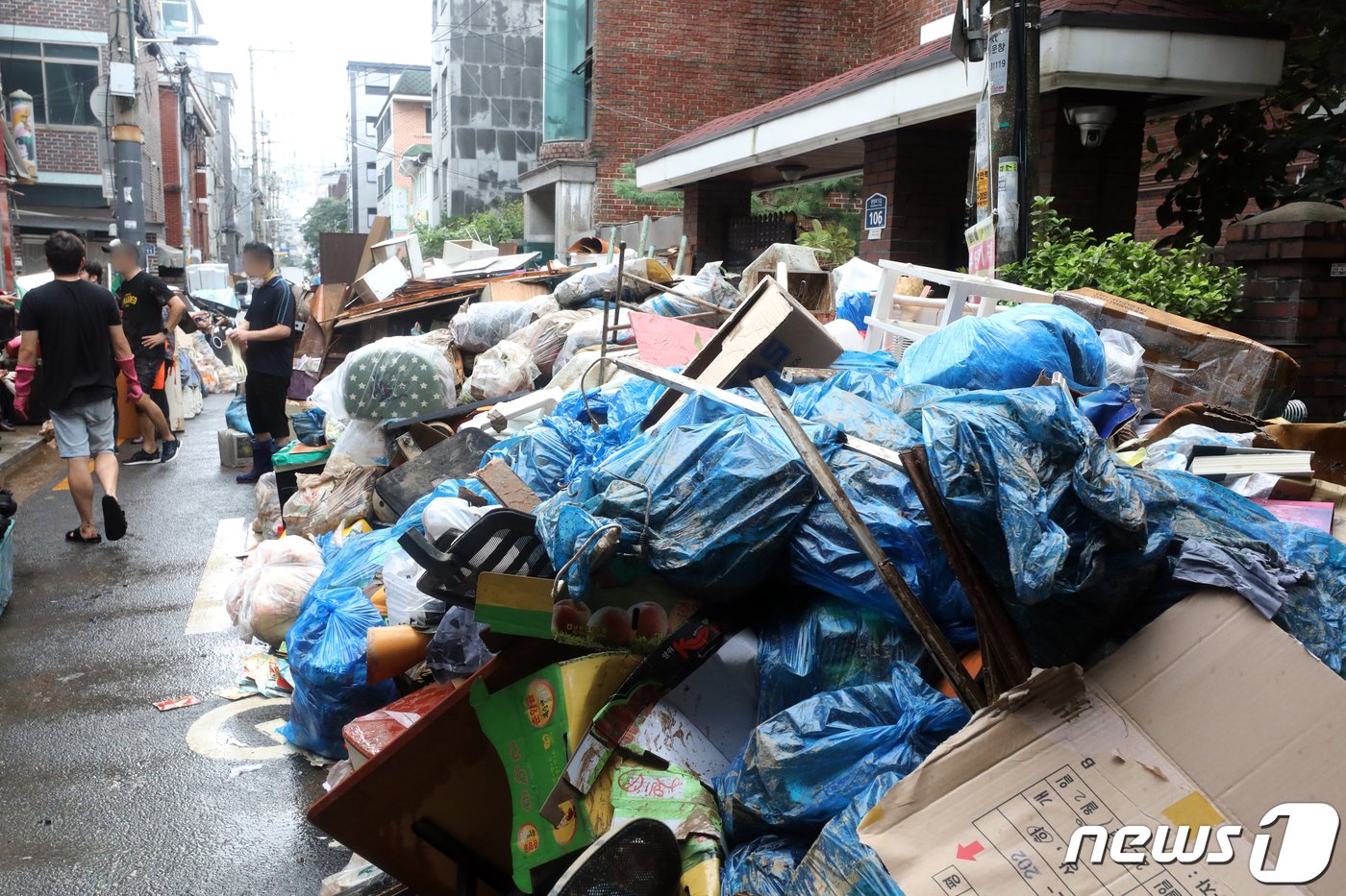 본문 이미지 - 11일 오전 서울 관악구 신사동 저지대 침수 주택가 골목에 수해로 발생된 쓰레기들이 쌓여있다. 2022.8.11/뉴스1 ⓒ News1 황기선 기자