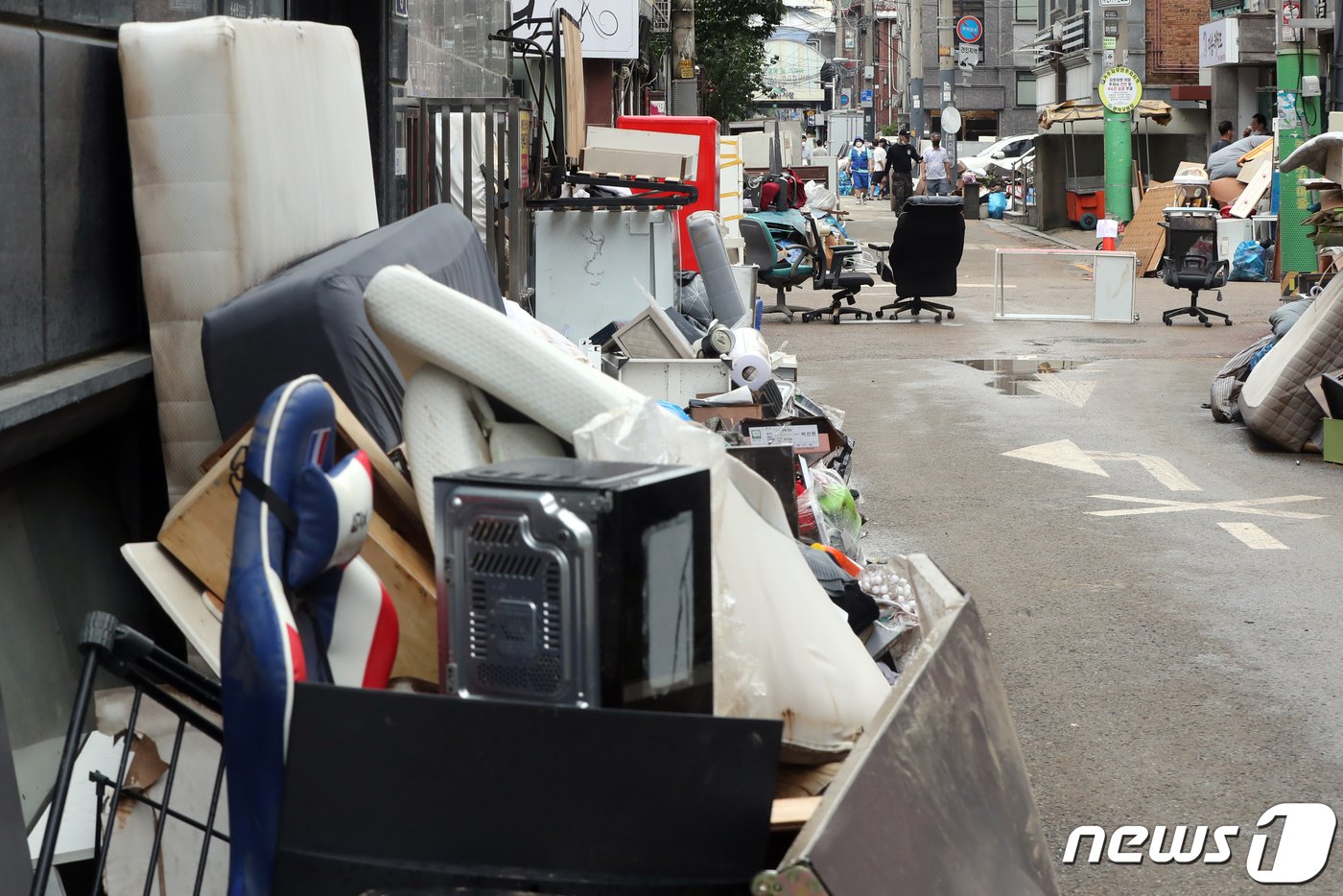 11일 오전 서울 관악구 신사동 저지대 침수 주택가 골목에 수해로 발생된 쓰레기들이 쌓여있다. 2022.8.11/뉴스1 ⓒ News1 황기선 기자