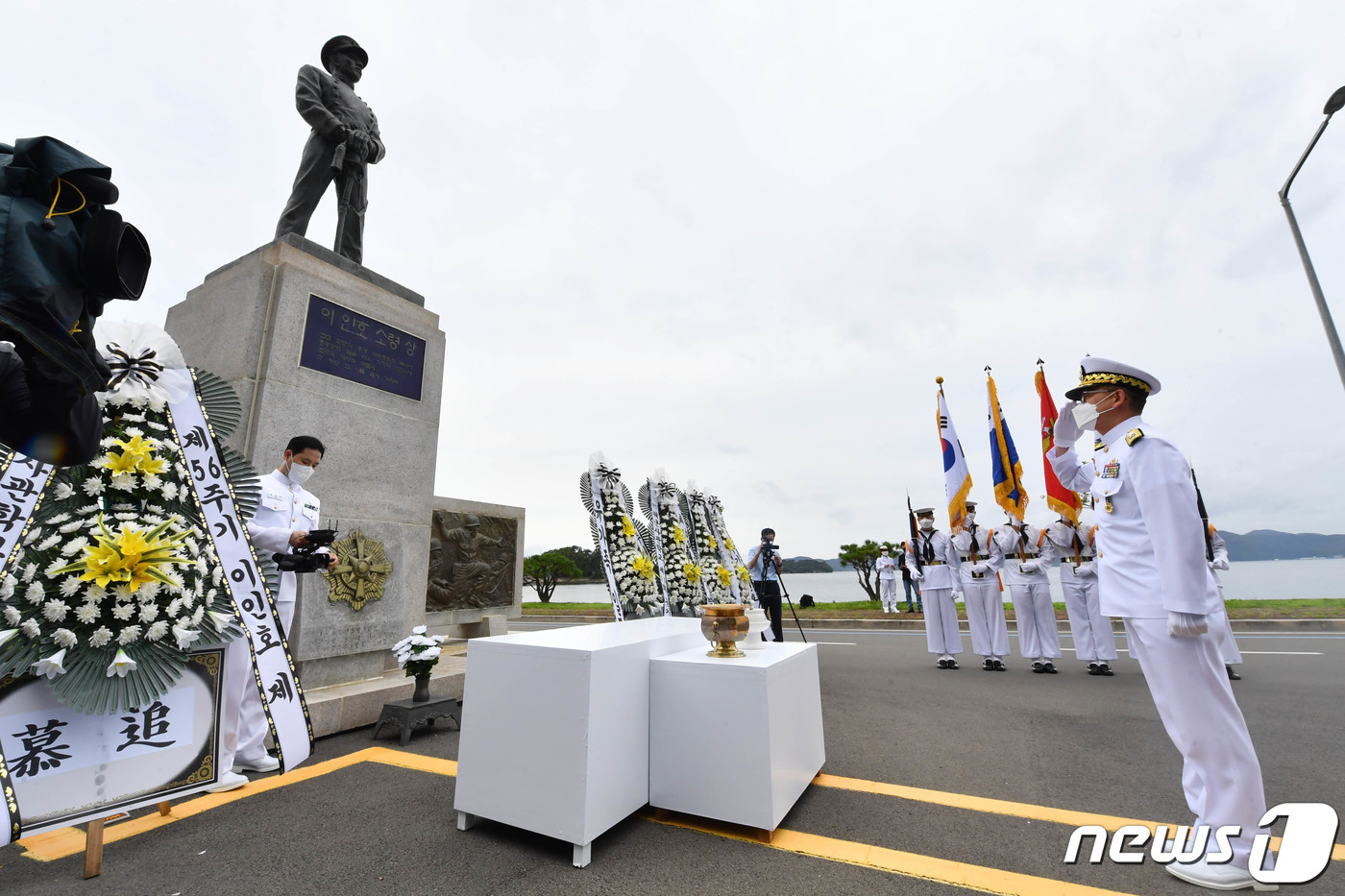 (서울=뉴스1) = 안상민 해군사관학교장이 11일 경남 창원시 해군사관학교 이인호 소령 동상 앞에서 열린 '제56주기 이인호제'에서 헌화 후 경례하고 있다.고 이 소령은 1957년 …