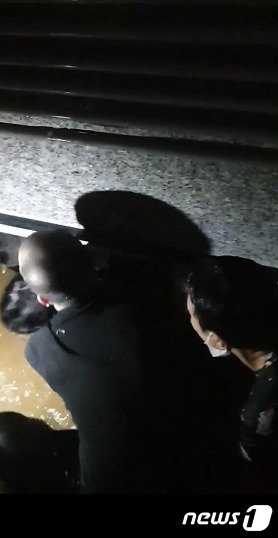본문 이미지 - 8일 밤 서울 신림동 반지하 주택에서 아이를 구하는 시민들의  모습.&#40;독자 제공&#41;ⓒ 뉴스1