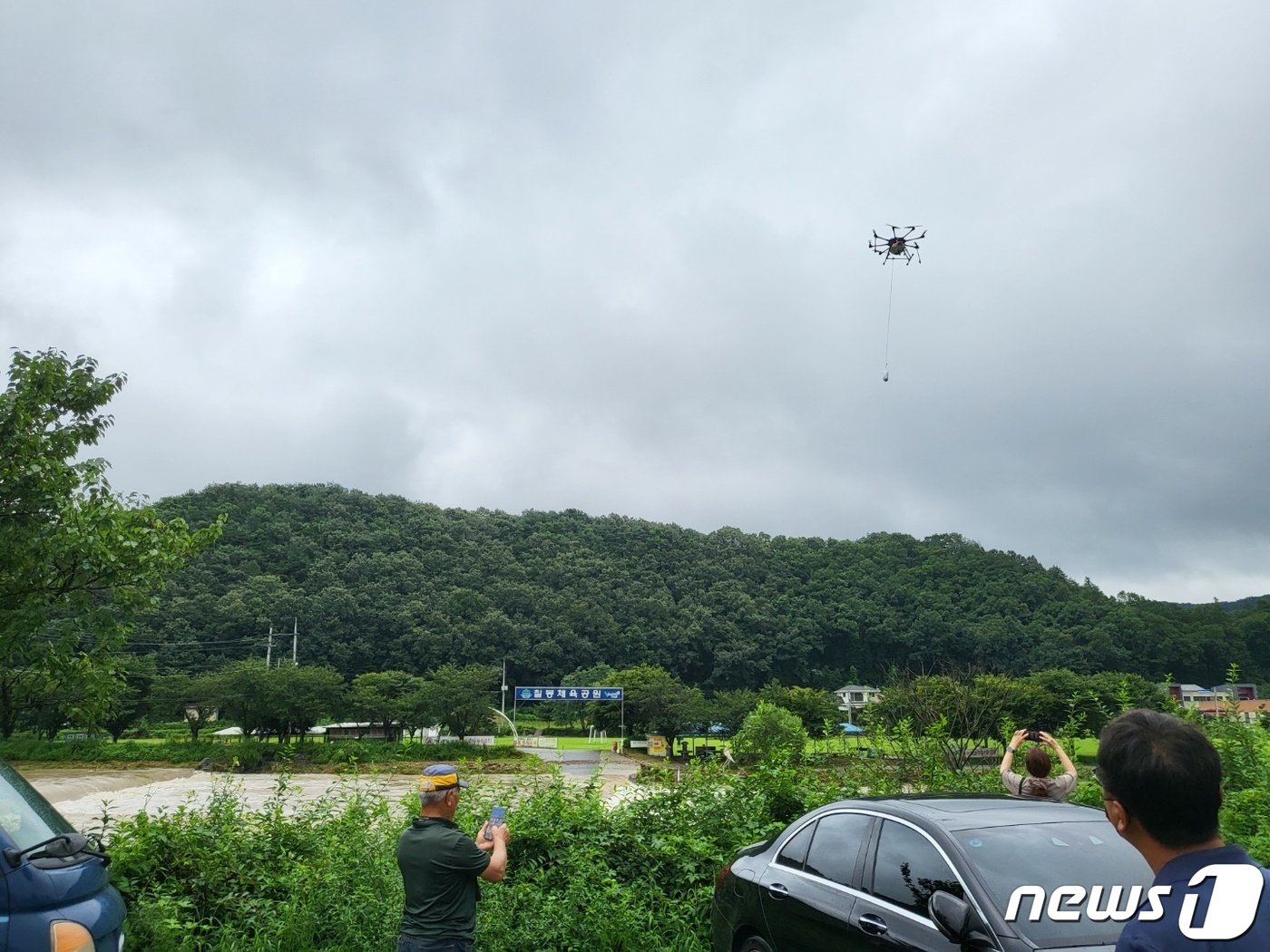 11일 강원 원주시 호저면 산현리의 일부 가정에 코로나19 양성반응자가 발생한 가운데, 이날 오전 드론으로 의약품이 전달되고 있다. &#40;원주시 제공&#41; 2022.8.11/뉴스1 신관호 기자