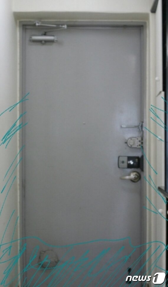 본문 이미지 - A씨는 "물이 무릎 아래까지 차 있고 문틈 중간까지 수압이 높은 느낌이었다"고 설명했다. (온라인 커뮤니티 갈무리) ⓒ 뉴스1