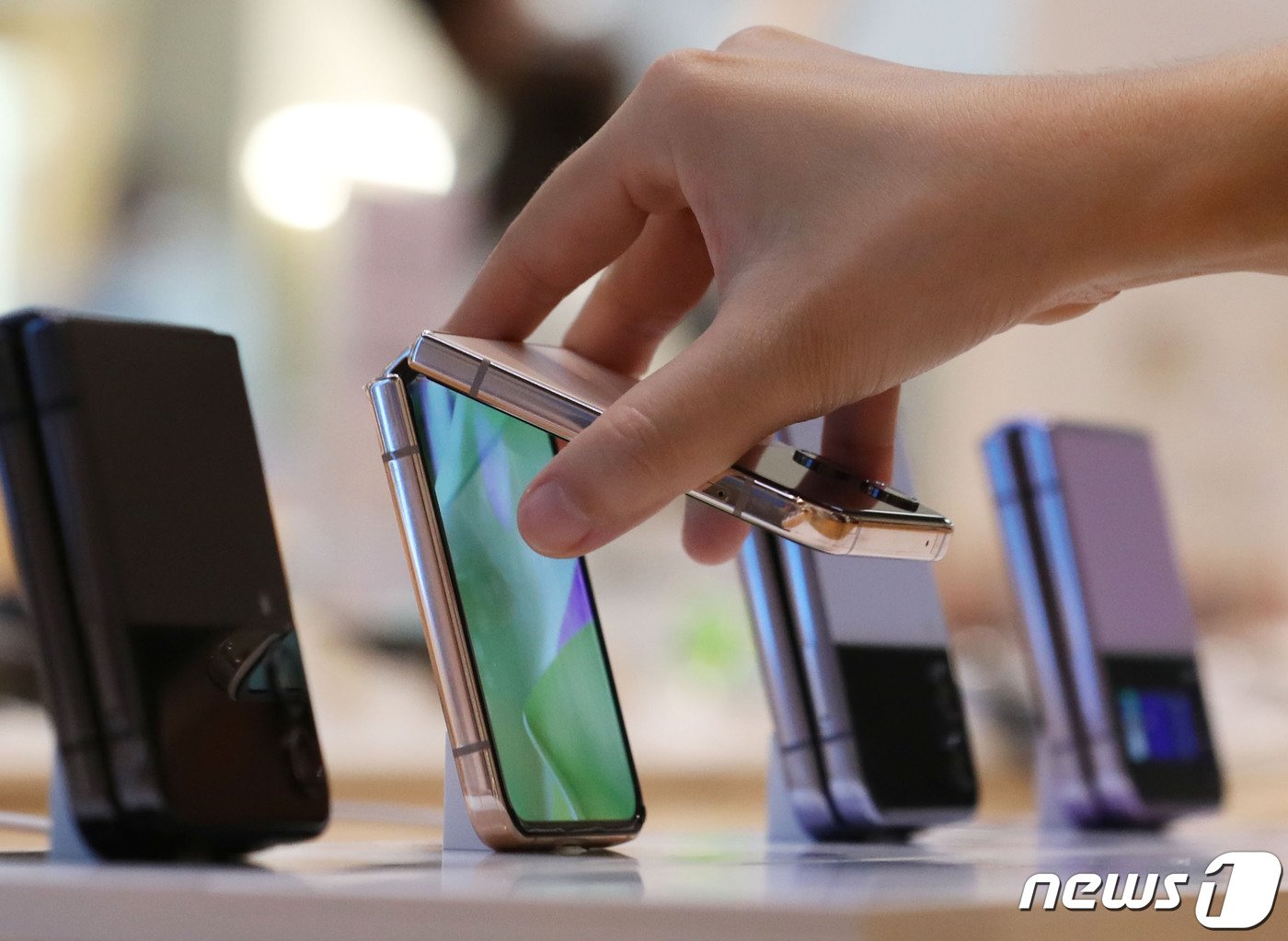 본문 이미지 - 지난해 8월11일 서울 서초구 삼성 딜라이트샵에서 시민들이 삼성전자의 새로운 폴더블폰인 갤럭시Z 플립4를 살펴보고 있다. 2022.8.11/뉴스1 ⓒ News1 이성철 기자