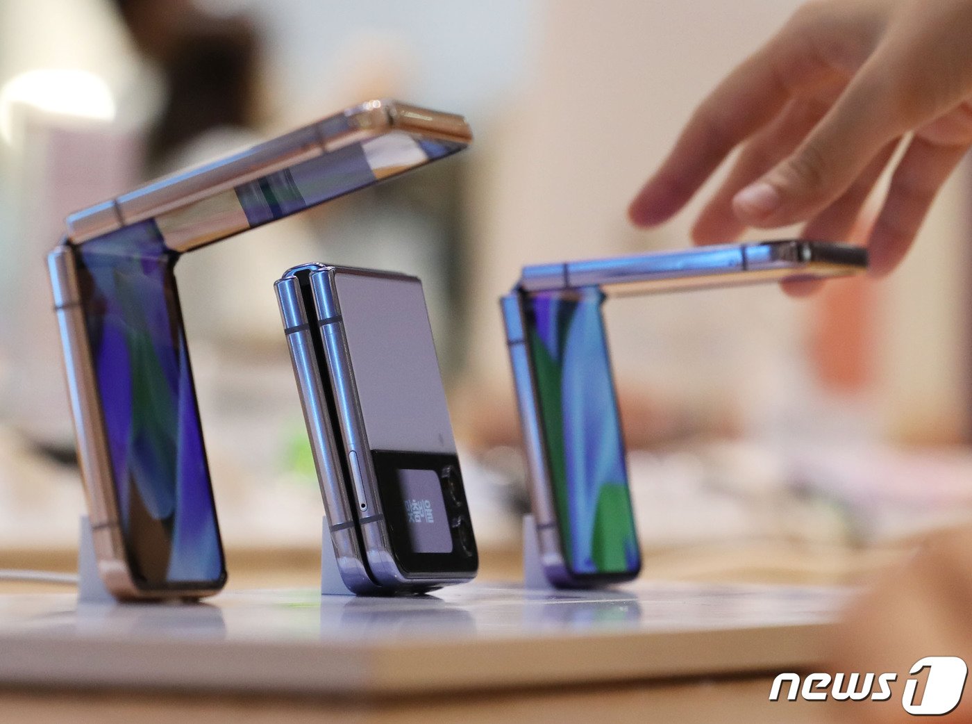 본문 이미지 - 지난 8월11일 서울 서초구 삼성 딜라이트샵에서 시민들이 삼성전자의 새로운 폴더블폰인 '갤럭시Z 플립4'를 살펴보고 있다. 2022.8.11/뉴스1 ⓒ News1 이성철 기자