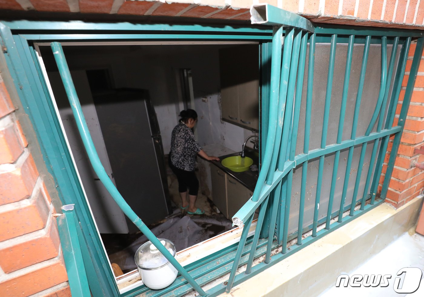 본문 이미지 - 집중호우로 인해 중부지방 곳곳이 침수 피해를 입은 가운데 11일 오후 경기 군포시 산본동 금정역 일대 한 반지하 가정집의 방범창이 뜯겨져 있다. 이곳 주민은 지난 8일 침수로 인해 고립 됐으나 당시 경찰과 이웃 주민들의 도움으로 간신히 탈출했다. 2022.8.11/뉴스1 ⓒ News1 김영운 기자