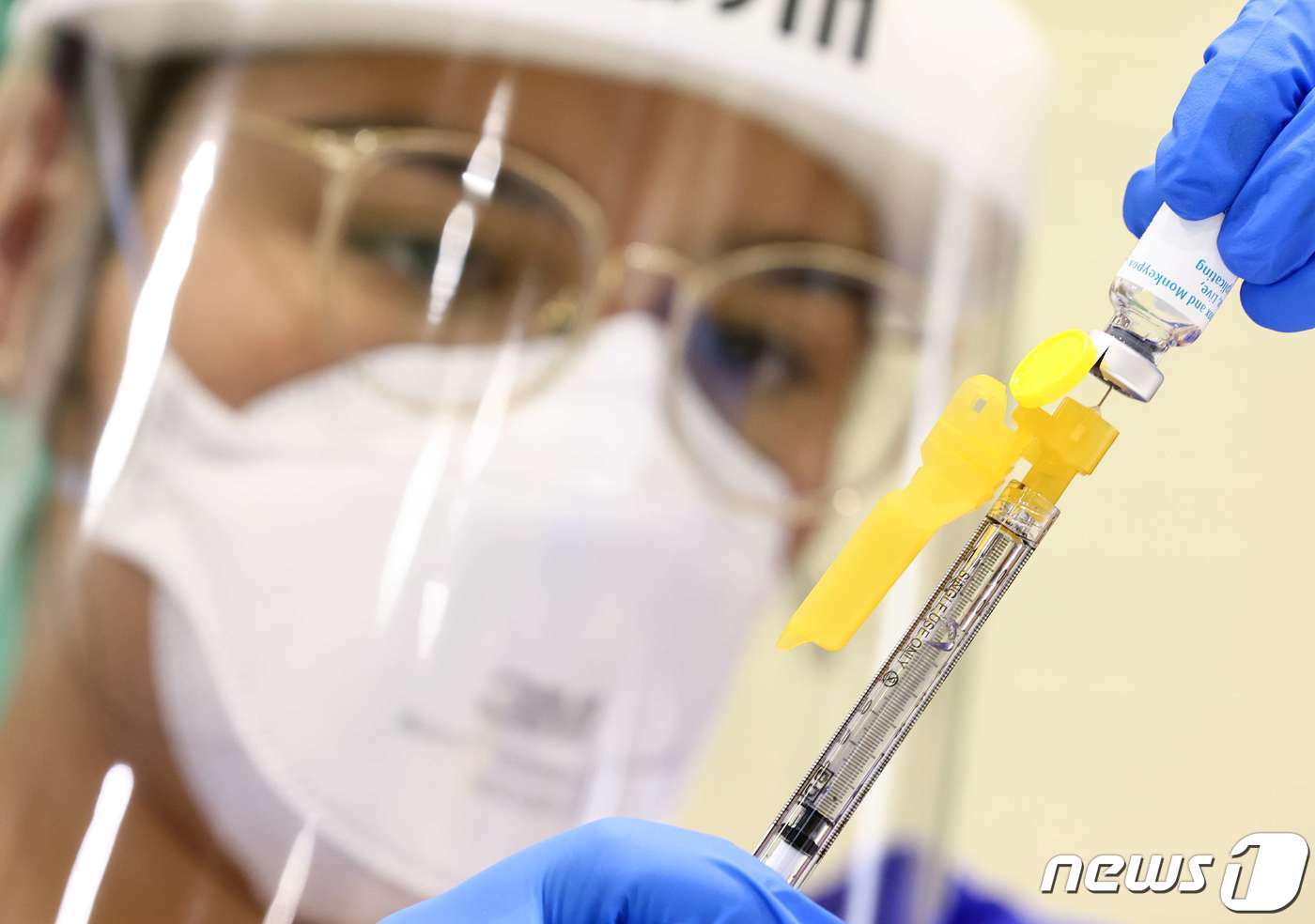 본문 이미지 - 미국 캘리포니아주 로스앤젤레스에서 10일&#40;현지시간&#41; 한 간호사가 원숭이두창 백신 &#39;지오네스&#39; 접종을 준비하고 있다. 2022.08.10/뉴스1 ⓒ AFP=뉴스1 ⓒ News1 김민수 기자