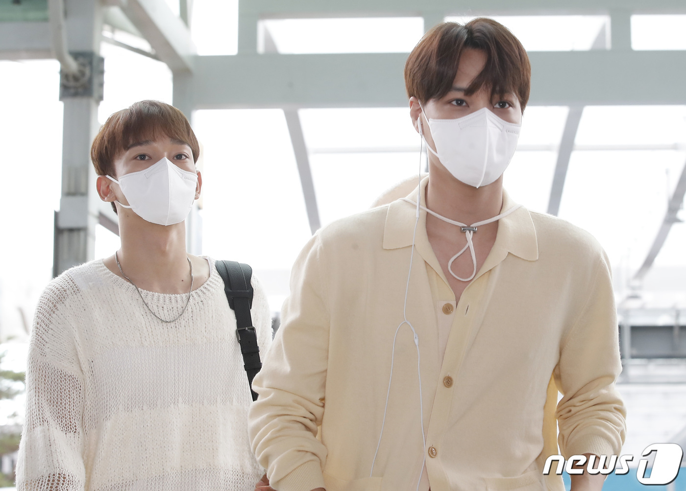 (인천공항=뉴스1) 권현진 기자 = 엑소 첸과 카이(오른쪽)가 콘서트 참석차 11일 오후 인천국제공항을 통해 호주 시드니로 출국하고 있다. 2022.8.11/뉴스1