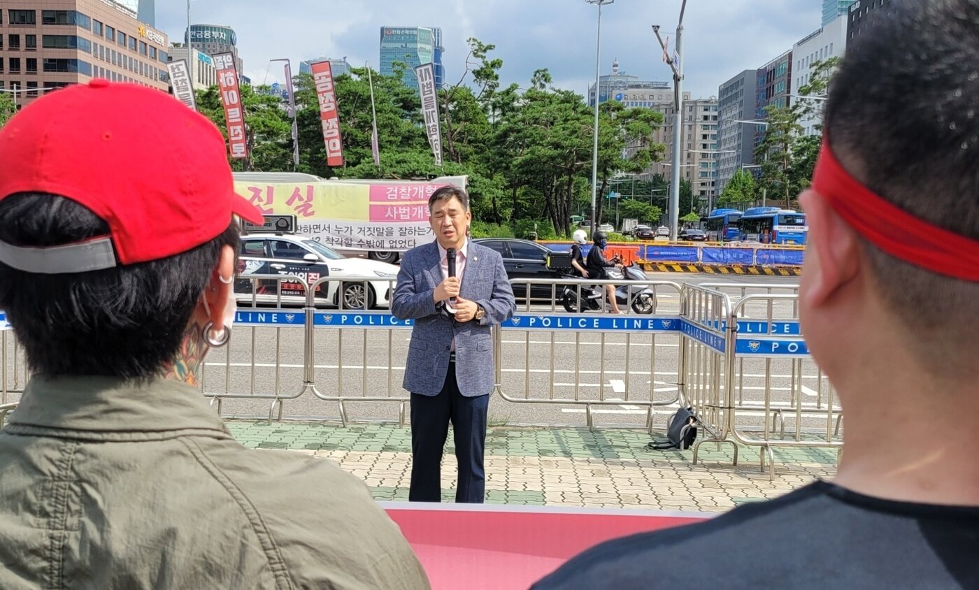 본문 이미지 - 최승재 의원이 11일 오후 전자담배 소상공인들이 국회 앞에서 생존권 보장을 위한 기자회견 현장에 방문해 발언을 하고 있다. ⓒ 뉴스1 이주현 기자