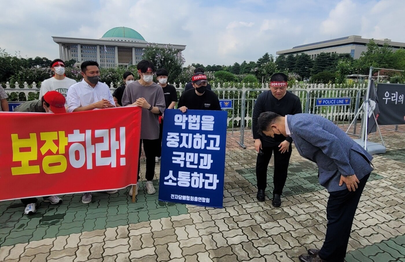 본문 이미지 - 최승재 의원이 11일 오후 전자담배 소상공인들이 국회 앞에서 생존권 보장을 위한 기자회견 현장에 방문해 인사를 하고 있다. ⓒ 뉴스1 이주현 기자