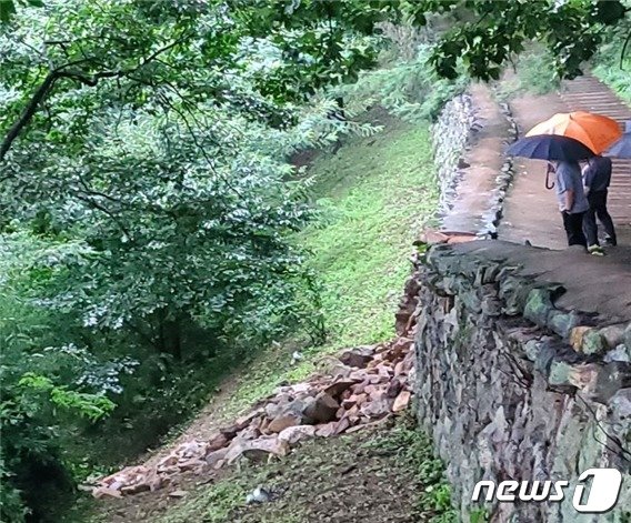 공산성 진남루 주변의 성곽이 붕괴된 모습. &#40;문화재청 제공&#41;  ⓒ 뉴스1