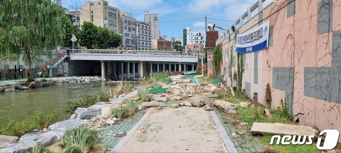 본문 이미지 - 서울경찰청 기동본부 경찰관과 의경 700여명(10개 기동대)이 12일 기록적인 폭우 피해를 당한 서울 관악구와 동작구 하천 주변 유류물과 나뭇가지, 토사 제거에 힘을 보태고 있다. (경찰청 제공) 2022.8.12/뉴스1
