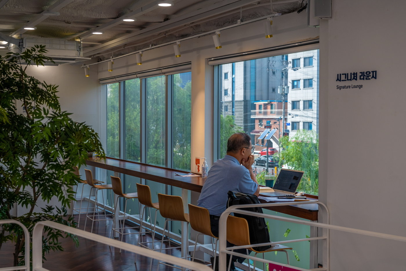 본문 이미지 - 2층 휴식처인 시그니처 라운지, 별빛내린천을 바라보는 통유리가 뚫려있다.&#40;서울관광재단 제공&#41;ⓒ 뉴스1