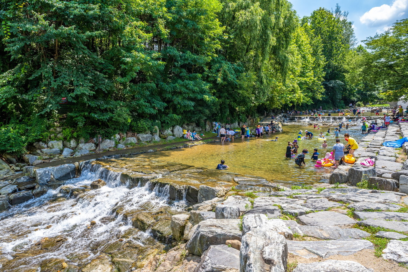 본문 이미지 - 어린아이와 함께 물놀이를 즐길 수 있는 관악산 물놀이장&#40;서울관광재단 제공&#41;ⓒ 뉴스1