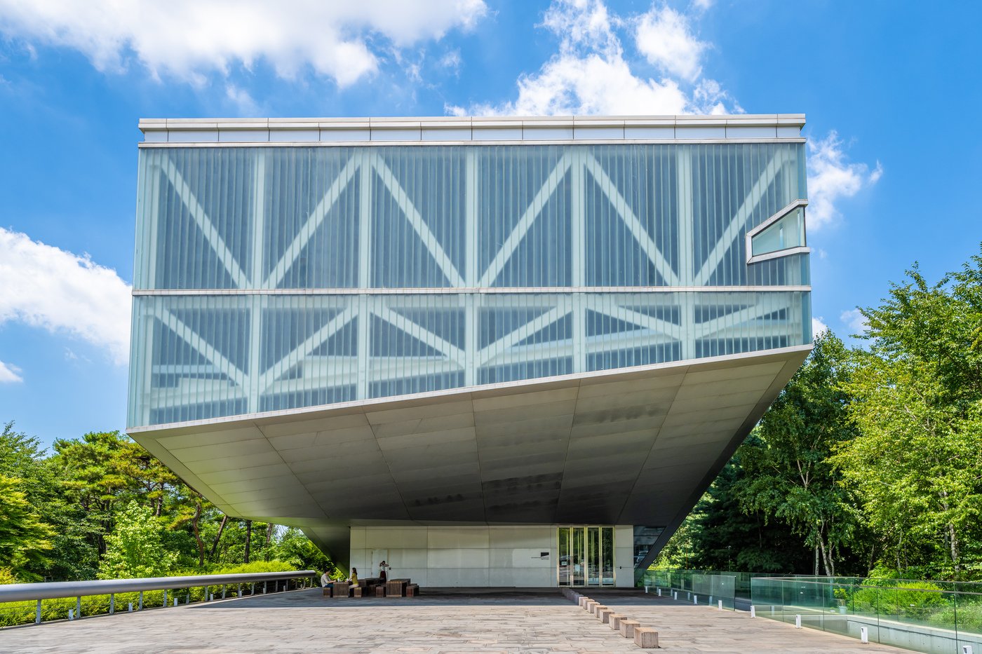 본문 이미지 - 서울대학교 미술관의 외관, 우주선이 하늘에 떠 있는 듯하다&#40;서울관광재단 제공&#41;ⓒ 뉴스1