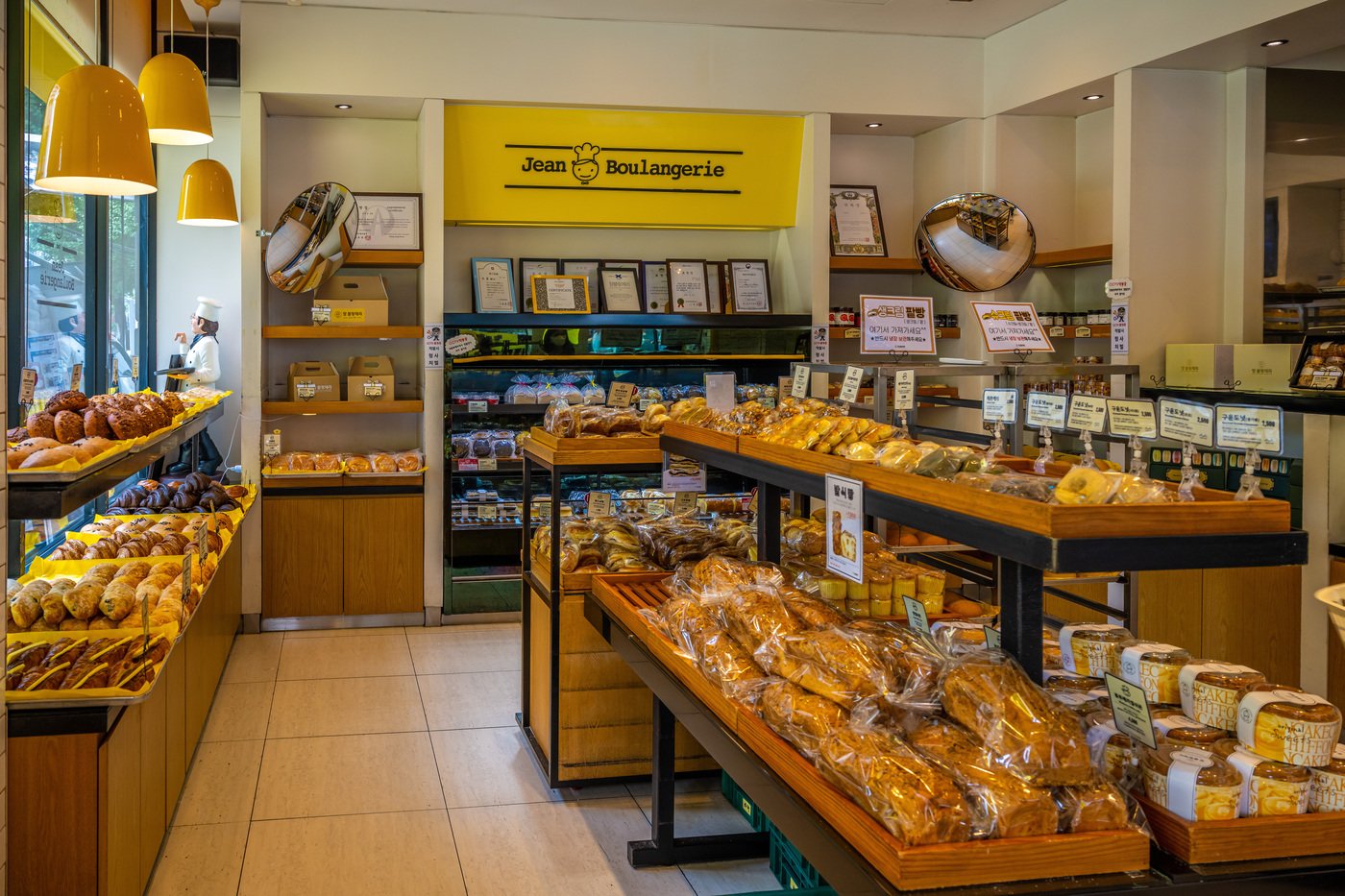 본문 이미지 - 중소벤처기업부가 선정한 백년가게로 인증 받은 쟝블랑제리, 20년이 넘는 역사를 지니고 있다.&#40;서울관광재단 제공&#41;ⓒ 뉴스1