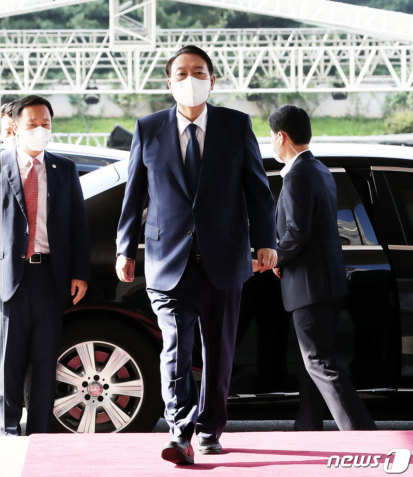 (서울=뉴스1) 오대일 기자 = 윤석열 대통령이 12일 오전 용산 대통령실 청사로 출근하고 있다. 2022.8.12/뉴스1