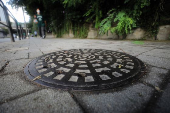 안산 도로 달리던 차량, 맨홀 밟고 전도해 3명 부상…뚜껑 열려 있었다