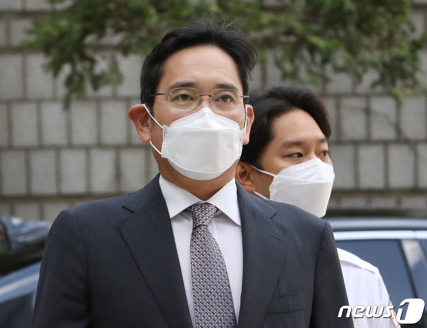 본문 이미지 - 이재용 삼성전자 부회장이 12일 오전 서울 서초구 서울중앙지방법원에서 열린 회계 부정과 부당 합병 혐의 관련 1심 속행공판에 출석하고 있다. 2022.8.12/뉴스1 ⓒ News1 이성철 기자
