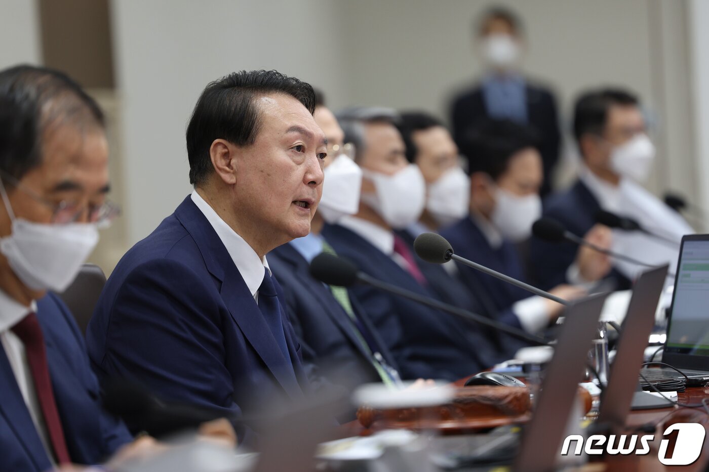 본문 이미지 - 윤석열 대통령이 12일 서울 용산 대통령실 청사에서 열린 임시 국무회의를 주재하고 있다. (대통령실 제공) 2022.8.12/뉴스1 ⓒ News1 오대일 기자
