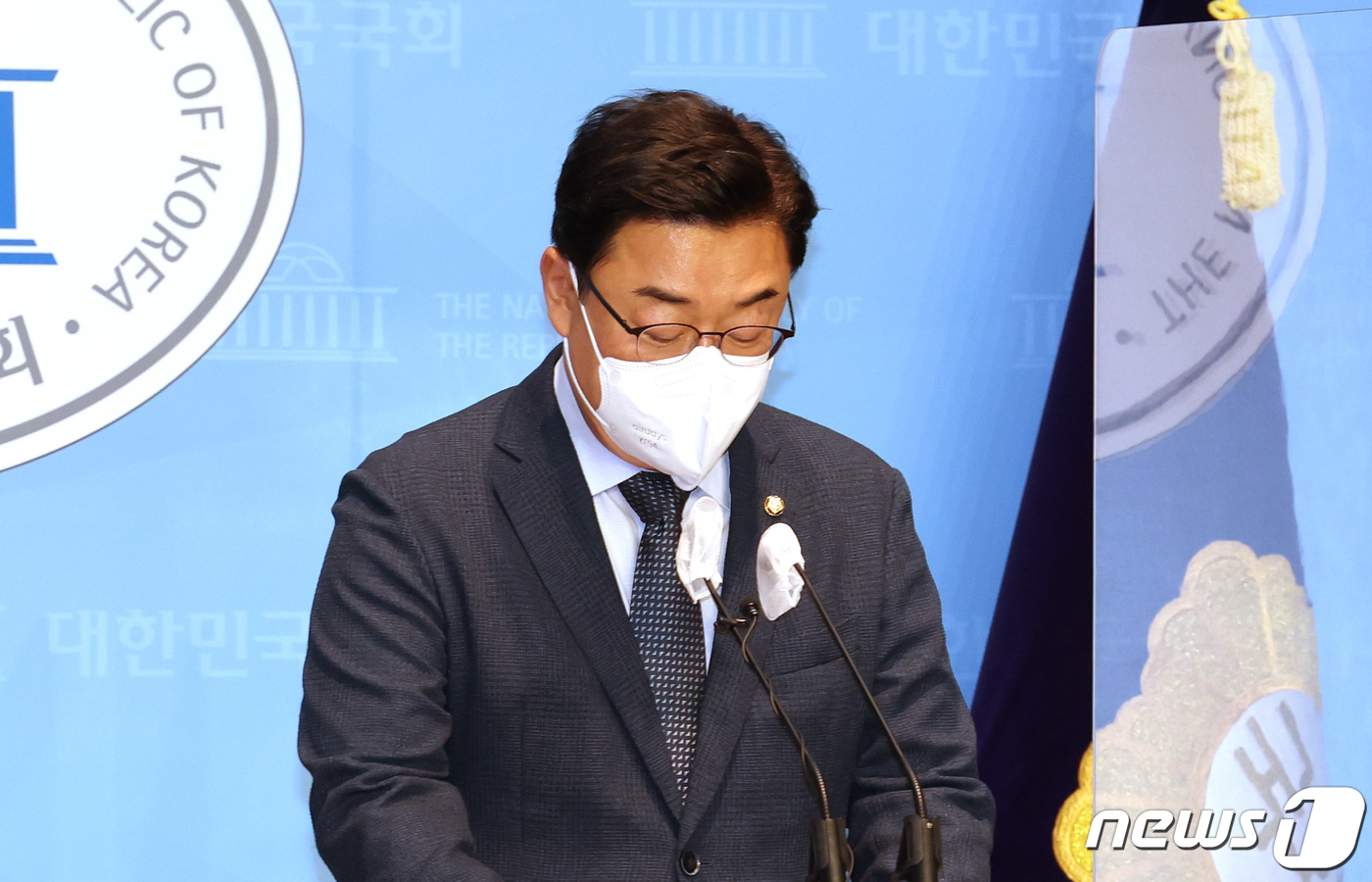 (서울=뉴스1) 허경 기자 = 김성원 국민의힘 의원이 12일 서울 여의도 국회 소통관에서 대국민사과 기자회견을 열고 전날 수해 복구 자원봉사 현장에서 한 "솔직히 비 좀 왔으면 좋 …