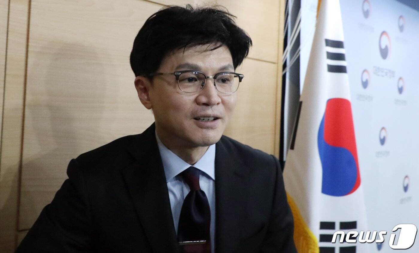 본문 이미지 - 한동훈 법무부 장관이 12일 오전 서울 종로구 세종대로 정부서울청사에서 광복절 특별사면 대상자 명단 발표를 마친 후 브리핑룸을 나서고 있다. 2022.8.12/뉴스1 ⓒ News1 김명섭 기자