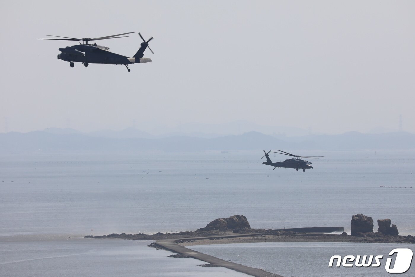 본문 이미지 - 12일 오후 경기 화성시 서신면 서해바다에 공군F-4E 전투기가 추락해 사고 해역 위로 공군 헬기가 수색 작업을 벌이고 있다. 조종사 2명은 무사히 탈출했다. 2022.8.12/뉴스1 ⓒ News1 김영운 기자