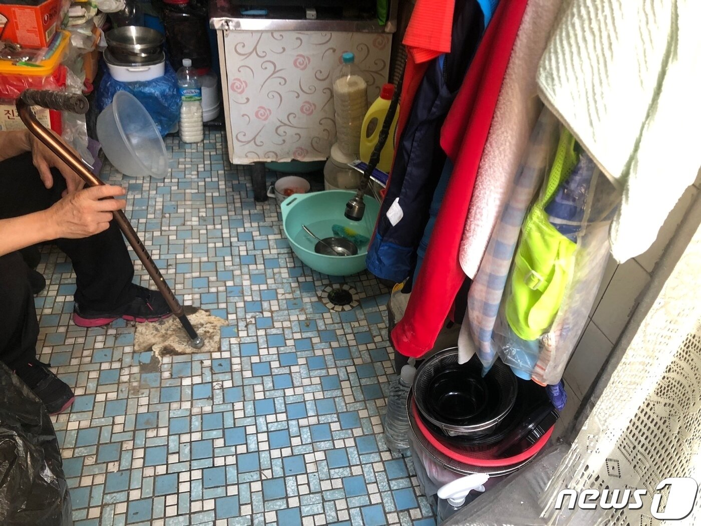 본문 이미지 - 집중호우로 중부지방 곳곳이 침수피해를 입은 가운데 12일 오전 서울시 중랑구 일대 한 반지하 가정집에서 거주민 김모씨(68)가 침수피해 복구 후 휴식을 취하고 있다.ⓒ News1 한병찬 수습기자